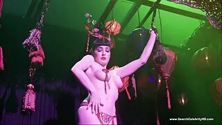 Une prostituée blonde bouclée avec une belle forme de corps fait plaisir à sa chatte rose à l'extérieur vidéos pornographiques gratuites