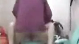 La blonde sexy Desire Moore se fait video en ligne sex traiter la chatte par son amant