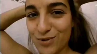 Après une baise de style missionnaire, une MILF brune aux gros sex movie gratuit seins chevauche une bite forte