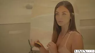 milfie brunette babe se fait piquer en levrette et chevauche la bite à l'extérieur dans video erothique gratuit la cour arrière