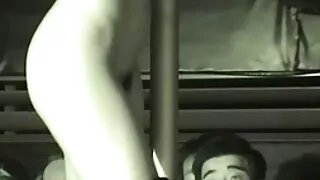 Une brune chaude video srx gratuit sans vergogne donne une tête à une énorme bite dans une scène pov
