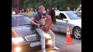 Un groupe de voisins furieux perce une fille attachée dans tous ses video amteur x gratuit trous