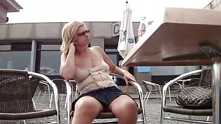 Buttplug hardcore dans le petit cul video xxx femme d'une fille blonde