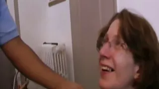 Cougar blonde potelée donne la tête et se porno girl gratuit fait baiser la chatte enflée