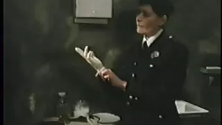 Une milf brune modeste s'assoit sur le visage d'un papa rapace video de sexe gratuit les debiles en culotte