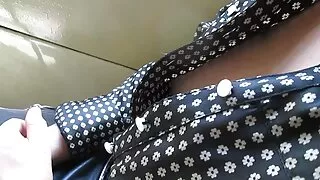 Belle femme de ménage au butin Aoi Mizumori polissant le video amateu gratuite poteau