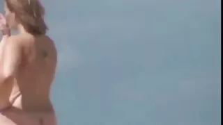 Une salope aux gros sex pron gratuit seins naturels joue avec ses grandes et impressionnantes cruches