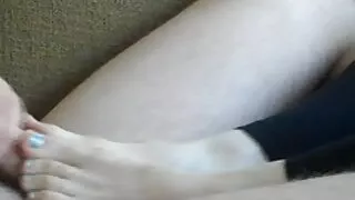 Une brune au tukif videos gratuites gros cul en pantalon de cuir cuisine de manière sexy et désordonnée provoquant une érection