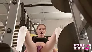 La nympho blonde aux gros seins Ana Nova video fille nue gratuit est une vraie cavalière