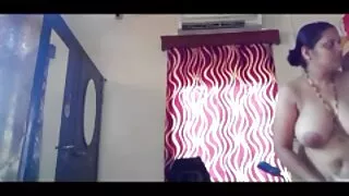 Une jeune salope video sadomaso gratuite excitée aux cheveux courts suce une bite et se fait percer.