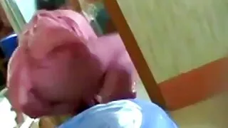 Une fille brune joyeuse donne une tête avant video pornographique en streaming de chevaucher une bite dure