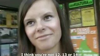 Brune sexy Bootylicious prend un bain chaud et joue avec ses seins video sex arab gratuit doux