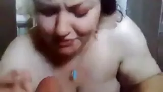 Une fille auburn soumise est ligotée et fait une bonne pipe en video x gratos gorge profonde
