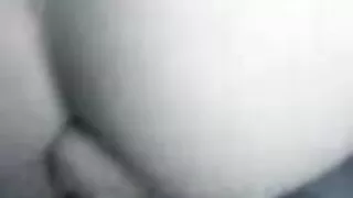 La jolie video porno coqnu fille aux cheveux noirs Leo enlève le pantalon de son petit ami et suce sa délicieuse sucette