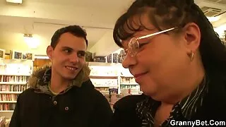 Salope brune vorace avec un corps video porno arab gratuit incroyable donne une tête