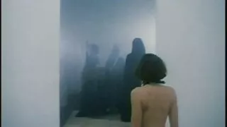 Miss Raquel, brune épaisse, s'amuse au bord video porn gay gratuite de la piscine