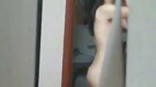Une femme de ménage asiatique mignonne et sex hot video gratuit séduisante se frotte la chatte avec un mec excité