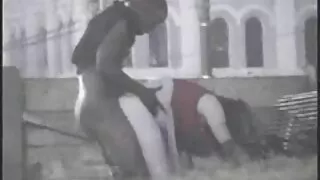 Une nympho pâle choyée video srxe gratuit et assoiffée de sperme suce l'outil du masseur