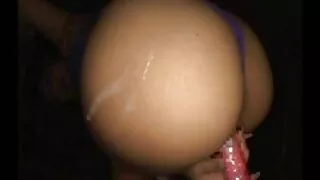 Une fille asiatique gâtée chevauche une bite et vidéo hentai gratuit se fait prendre à la caméra