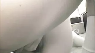Une fille tatouée fait une pipe et film porno amateurs français un anulingus à un duo de mecs pervers portant des masques