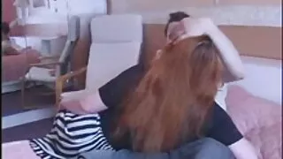 Une bombe asiatique séduisante chevauche une bite dure tout en suçant un autre pénis tendu sur deux hommes et une video gratuite sexe mature femme