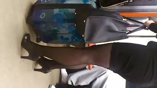 La jolie video porno brutal gratuit Megan joue avec sa chatte sur le terrain