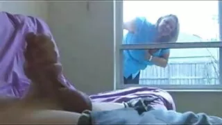 une brune tentante aux seins naturels porn vidéo gratuit réussis lui enfonce la chatte avec un gode