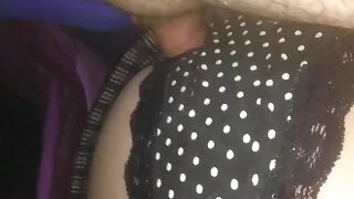 La salope aux video gay gratuite vieux gros seins Hinano chevauche une bite solide dans une position de cowgirl