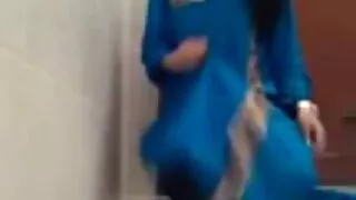 La brune chaude tv porn gratuit Doxy montre son corps tout en courbes dans un clip de sexe en solo