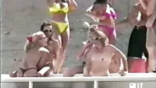 Entraînement d'équitation de coq sauvage avec une fille excitée et rousse aux longues extrait gratuit de film porno jambes