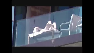 Une fille maigre chaude et géniale se fait baiser dur sur le video x tukif canapé