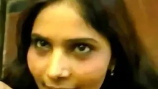 Lassie asiatique rousse plaît à deux méchants avec sex vidéo gratuit une pipe solide