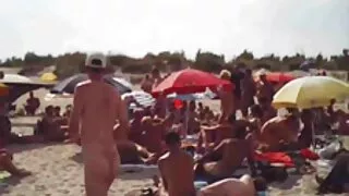 La salope folle de cul porno gratuit sm Claudia Rossi est empalée sur une bite dure en pose volante