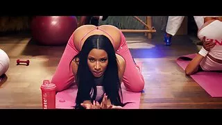 Deux pervers regardent video sexe homme bi la captivante blonde Mallory Knoxxx se faire dévaloriser
