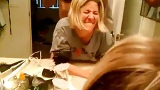 Une milf blonde séduisante saute sur l'énorme bite de son patron sur video sex tu kiff sa table